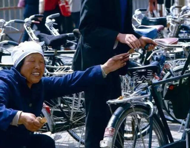 看自行车的大妈,当时的中国还是个"自行车的王国".