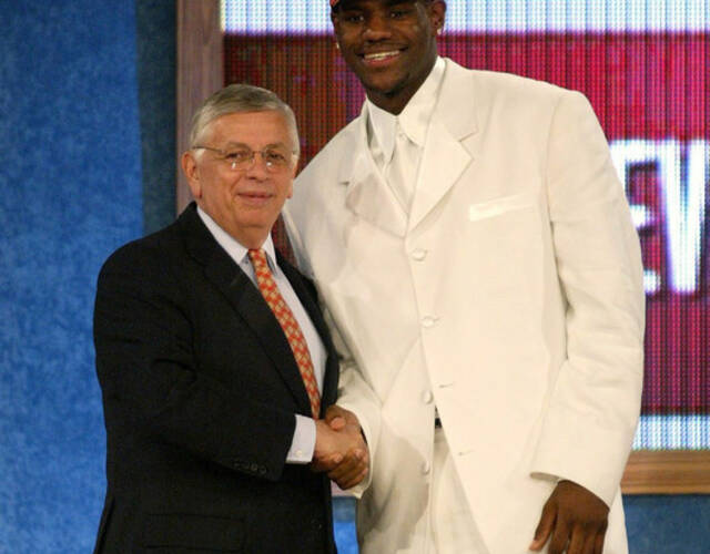 勒布朗-詹姆斯在2003年的nba选秀大会中,首轮第一顺位被克利夫兰骑士