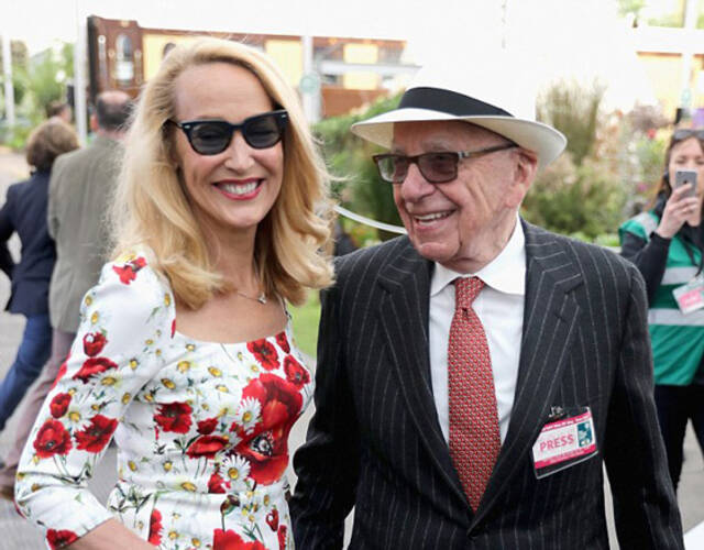 默多克与妻子手牵手观看花展.