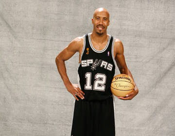 当然鲍文曾连续5年入选最佳防守阵容,这也证明了他的防守能力得到了