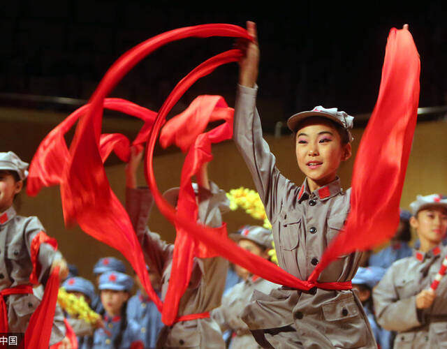 山东:小学生集体穿军装唱红歌庆儿童节