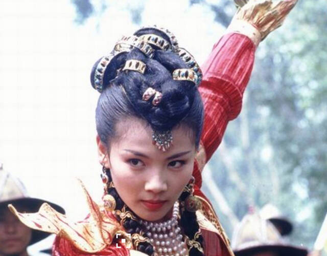 2003年,刘涛在《还珠格格3》中饰演缅甸国公主,慕沙的宝塔装造型看