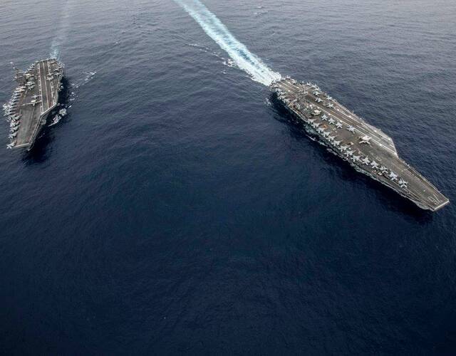 美海军炫双航母舰队南海演练照