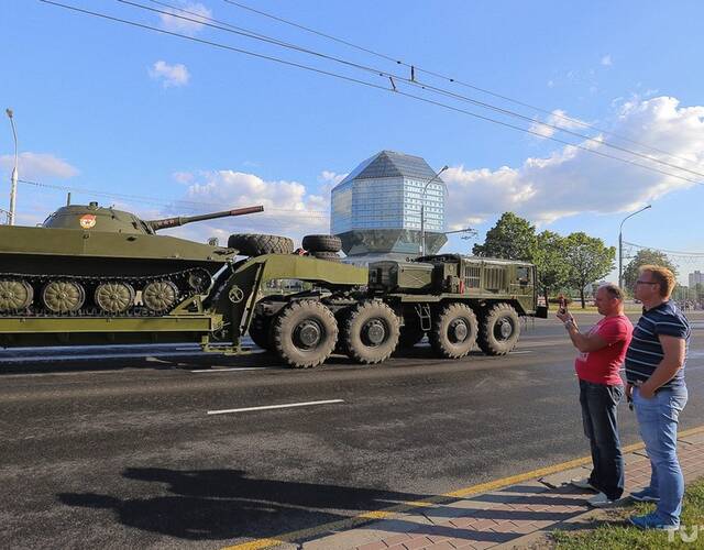 白俄展示中国造a200远程火箭炮 精度堪比导弹