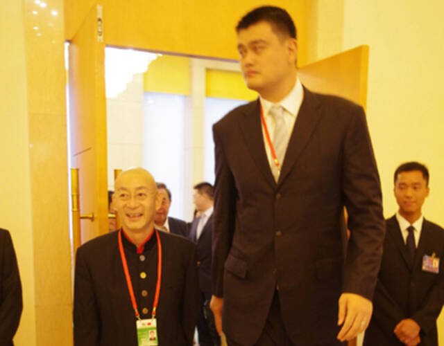 六小龄童与姚明.