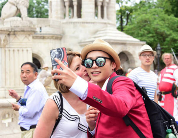 花样男团街头索吻