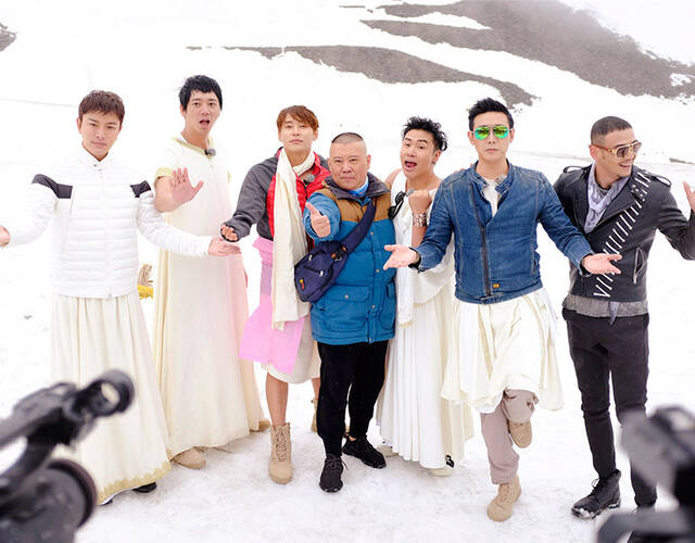 花样男团往期节目花絮照.(资料图)