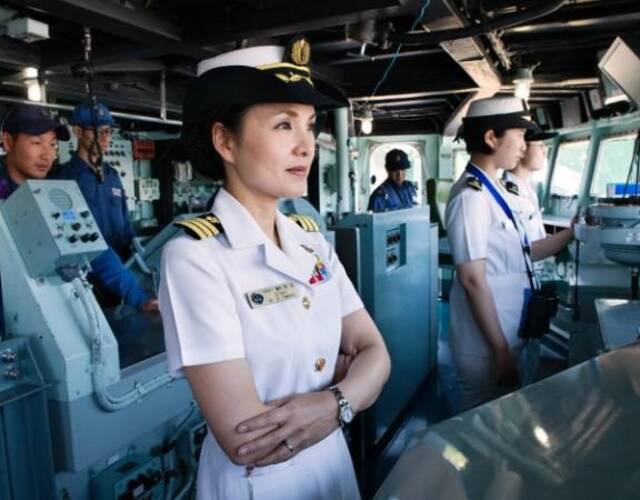 45岁的大谷三穗升任日本海上自卫队"山雾"号驱逐舰(dd-152)舰长,她是