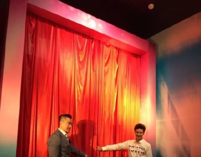 田亮蜡像入驻杜莎夫人蜡像馆 亲手揭幕瞬间受惊吓