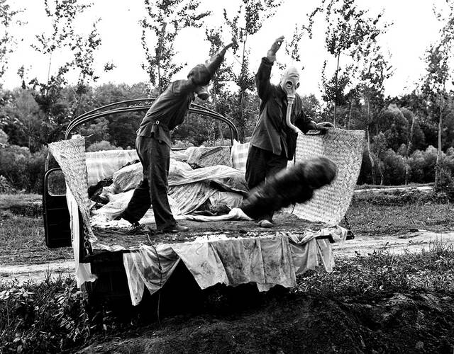 震后集中掩埋遇难者遗体的情形,那次地震共夺去24.1万人的生命.