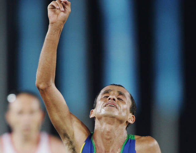 利马在最后6公里时还领先其他选手,爱尔兰前神父科·霍兰突然闯入赛道