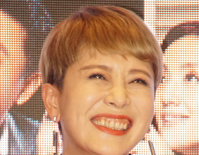 海清pk傅园慧表情包 咧嘴大笑露牙龈