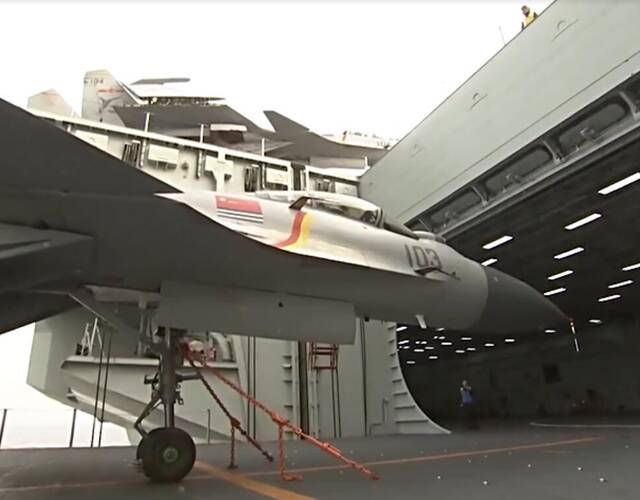 辽宁舰由前苏联设计建造的航母改造而来,机库,升降机等都为原有设计.