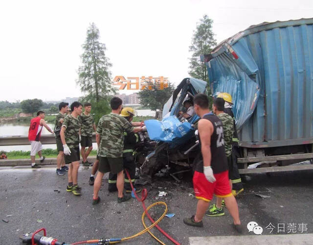 货车追尾致司机当场死亡一幕