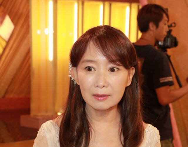 61岁陈美龄穿蕾丝长裙面容姣好