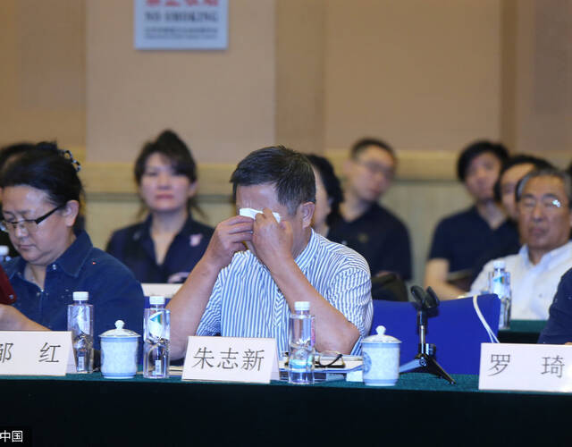 苏民追思会:濮存昕安慰母亲 徐帆冯远征台下抹泪