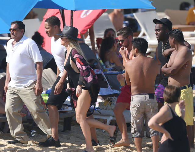 科勒海边度假 高叉泳衣豪放卖肉