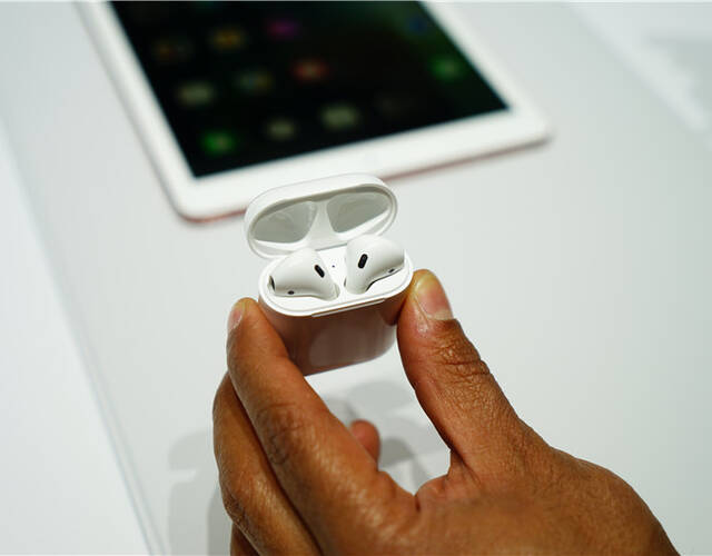苹果在今天的发布会上推出了一款无线耳机airpods,配备w1无线芯片