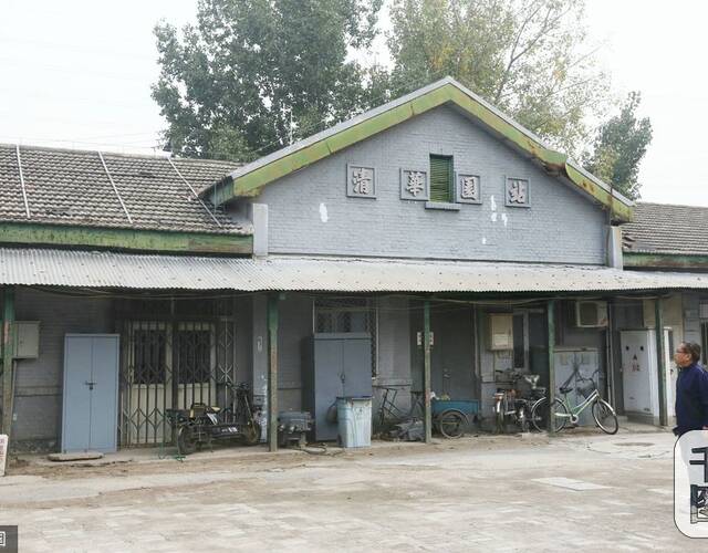 市民留影最后的清华园火车站