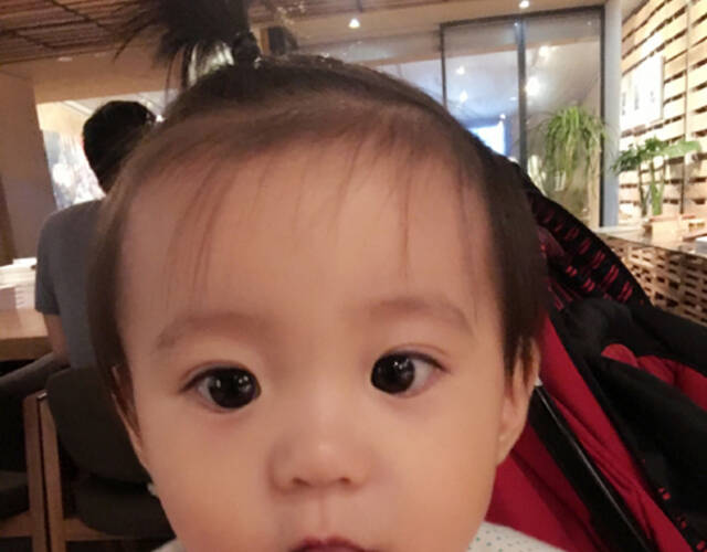 贾静雯晒女儿萌照 分享咘咘好多第一次