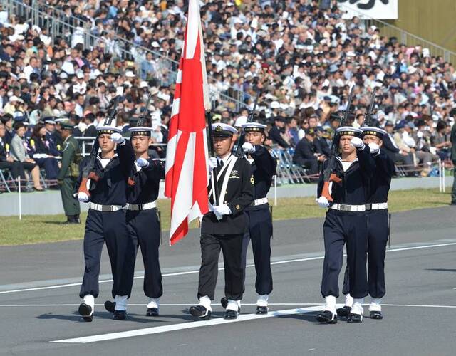 其中,海自部队伴随着二战日本著名军歌《进行曲军舰》出场