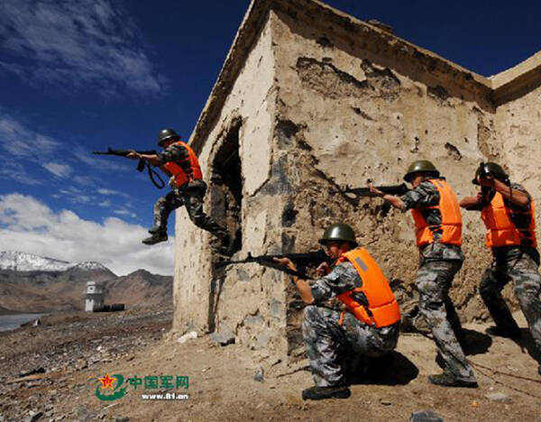 班公湖上的"西海舰队"岸上训练.