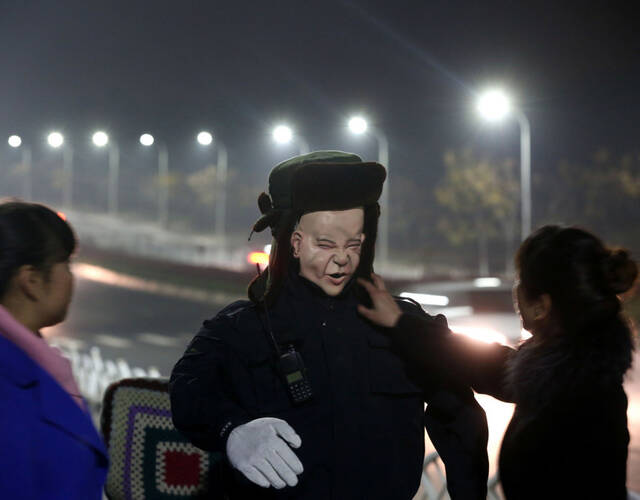 机器人保安墓地上岗 为守墓队员壮胆