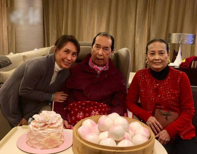 超凤与二太蓝琼缨准备蛋糕及寿桃祝贺赌王何鸿燊95岁生日.