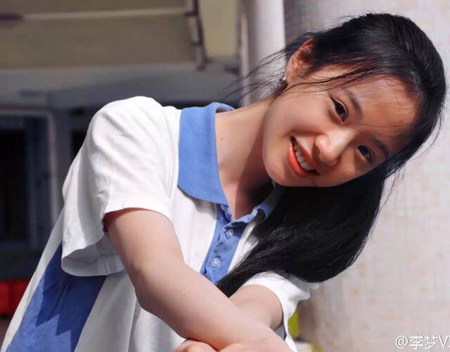 传亲不传外的家规,让养子白毛和养女小凤结婚传承老腔,从此演绎了一场