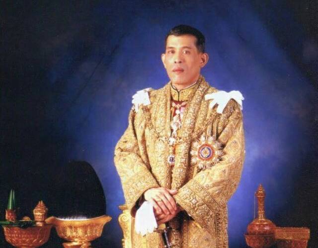 泰国新国王拉玛十世哇集拉隆功12月1日晚在律实宫正式登基