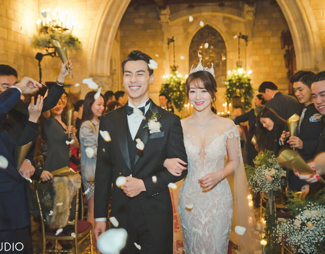 陈紫函戴向宇古堡大婚 新娘穿蕾丝婚纱尽显好身材