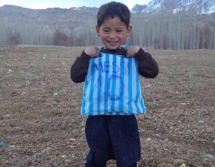 塑料袋男孩化身球童 与梅西熊抱