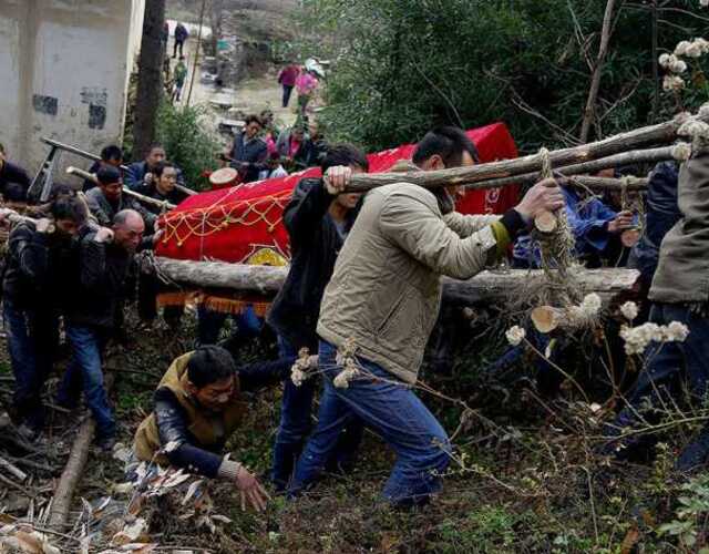 没钱供子女上学 尘肺男子上吊自杀