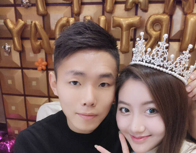 王上源为女友庆生 拥吻比心秀恩爱