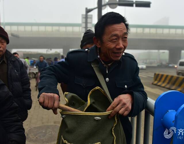 农民工劳务市场:雾霾中的等待