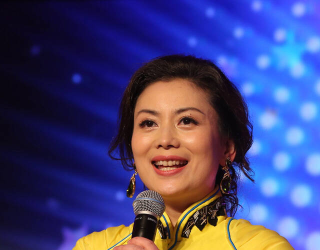 17岁林妙可穿旧衣做公益 好久不见已变成大姑娘