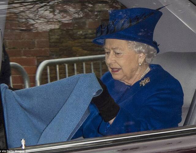 英国女王病后首次露面