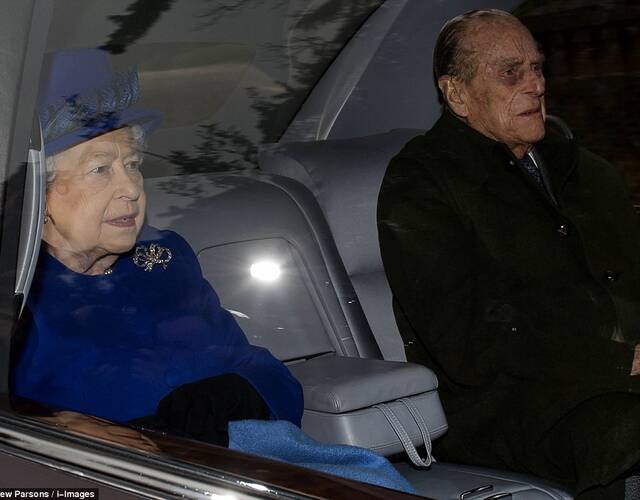 英国女王病后首次露面