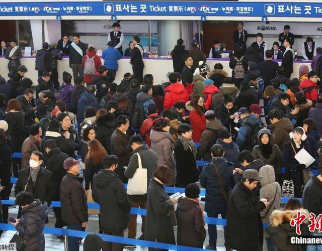 春运"火车票预售开始,首尔火车站人山人海,民众排队购买火车票场面