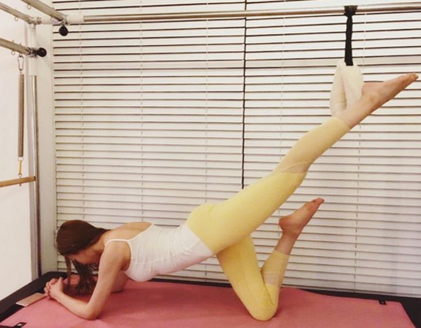 韩国瑜伽女神爆红 身材火辣秀事业线