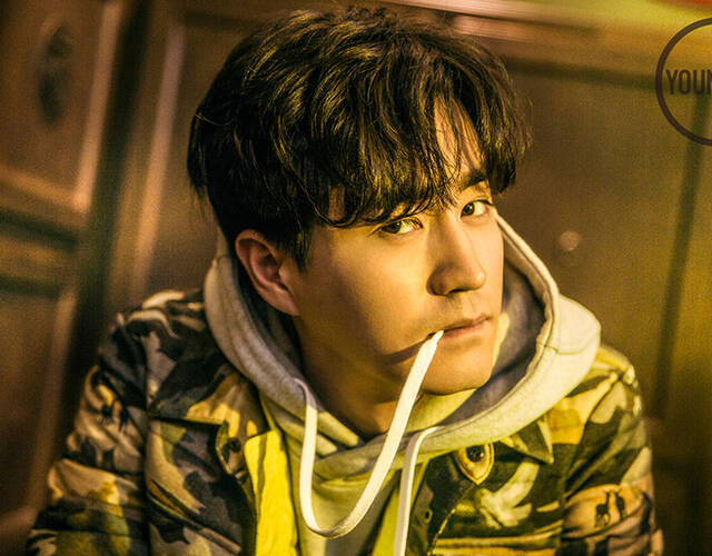 杨玏最新写真曝光 反转演绎机车"坏"男孩