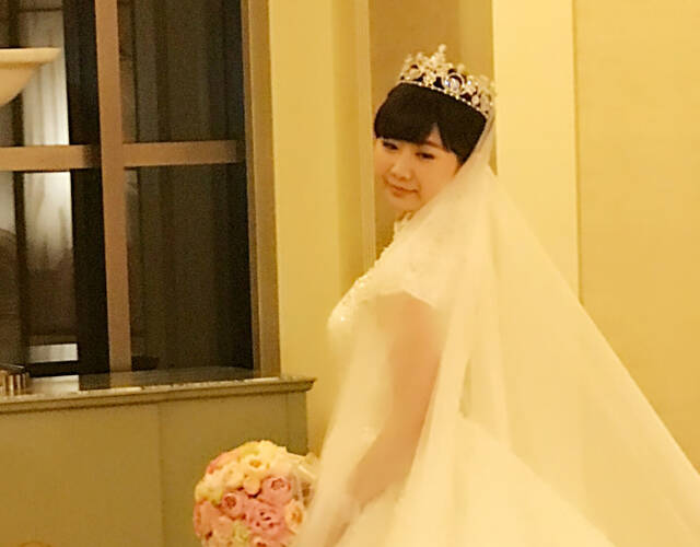 福原爱三套礼服惊艳亮相,尤其是大拖尾主婚纱更是耀眼