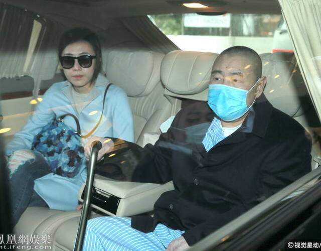 甘比搀扶刘銮雄入院检查 大刘拄拐气色不错
