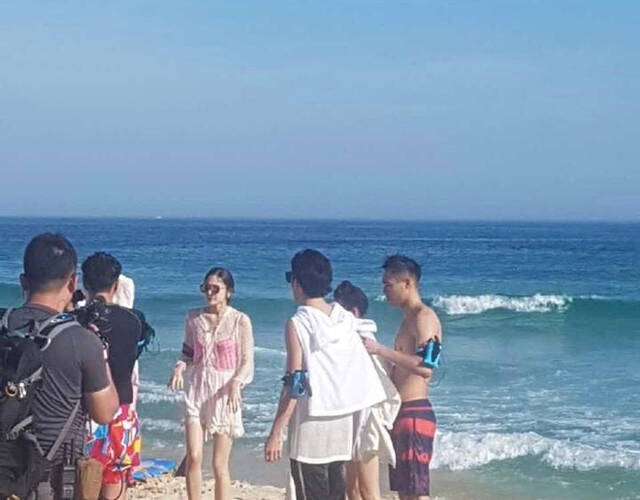 有网友拍到《花儿与少年》第三季的路透照,在海边录制的古力娜扎