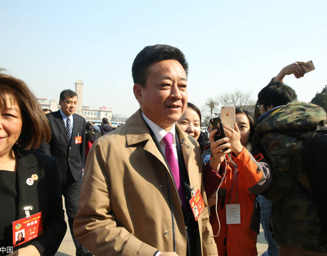 政协委员朱军接受记者采访.