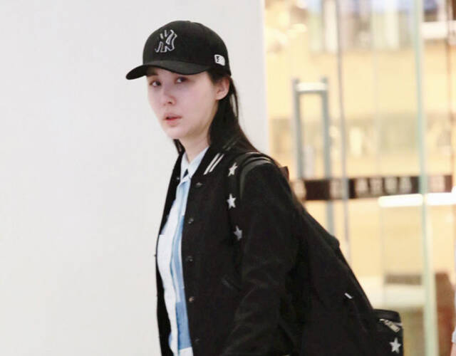 真是人逢喜事精神爽,赢了官司的田朴珺和朋友现身机场,尽管航班延误