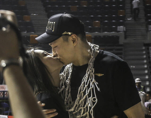 cba总决赛新疆夺冠 李根庆祝热吻女友