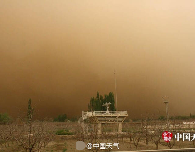 南疆多地遭遇沙尘暴 黄沙漫天