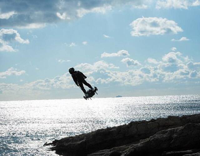 法国人franky zapata发明的水上飞板最高速度可达每小时93英里(约每