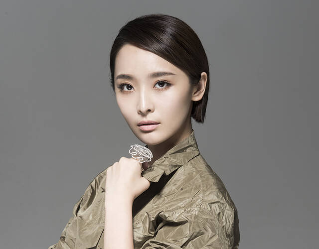 《铁血军魂》收官 李曼新照肤白貌美气场全开